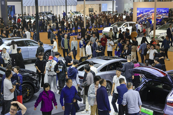 什么叫科技车_未来科技汽车概念车型图片_科技车型概念汽车图片未来设计