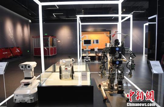 由合肥科学岛带来的仿人双足救援智能机器人，不仅拥有类似人类的双足，还有完整的头颅、躯干。　韩苏原 摄
