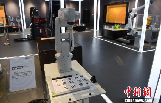 “精通”提顿、回锋等书法技能的轻便桌面型机器人。　韩苏原 摄